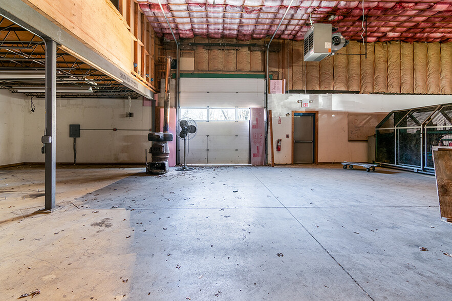 More Photos Of 102 Dean Knauss Dr, Narragansett Warehouse For Lease
