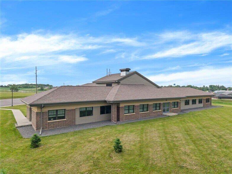 More Photos Of 1004 N Loeffler Ave, Caledonia Medical For Sale