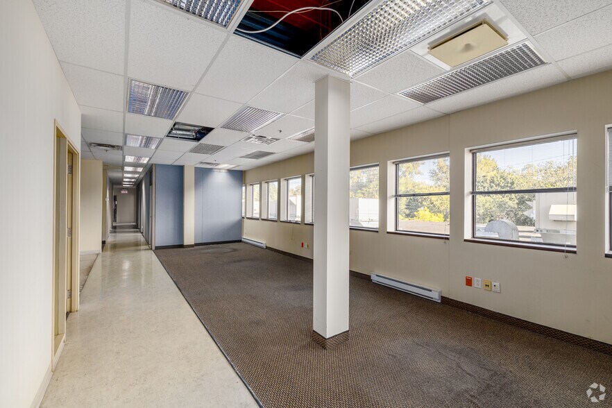 More Photos Of 90 Rue Morgan, Baie-d'Urfé General Retail For Lease