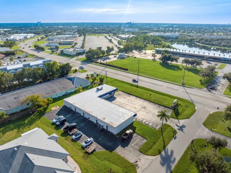 More Photos Of 15630 Mcgregor Blvd, Fort Myers Freestanding For Sale
