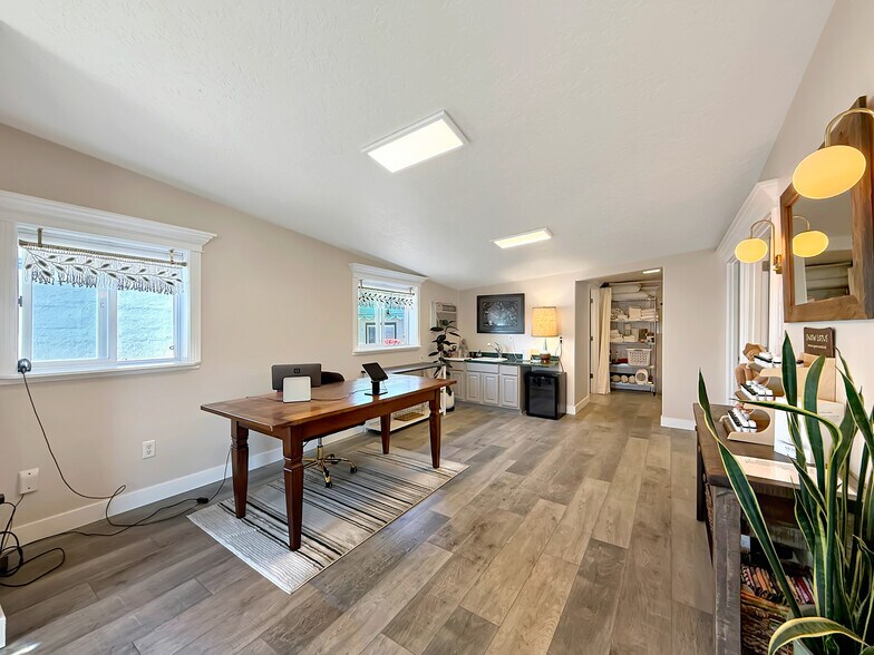 More Photos Of 624 Fleet St, Brookings Office For Sale