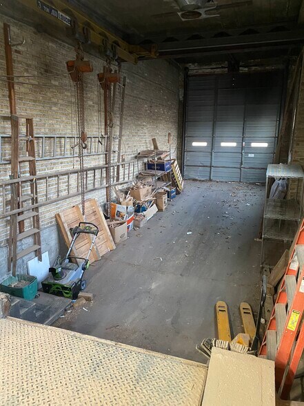 More Photos Of 5680 N Northwest Hwy, Chicago Manufacturing For Sale