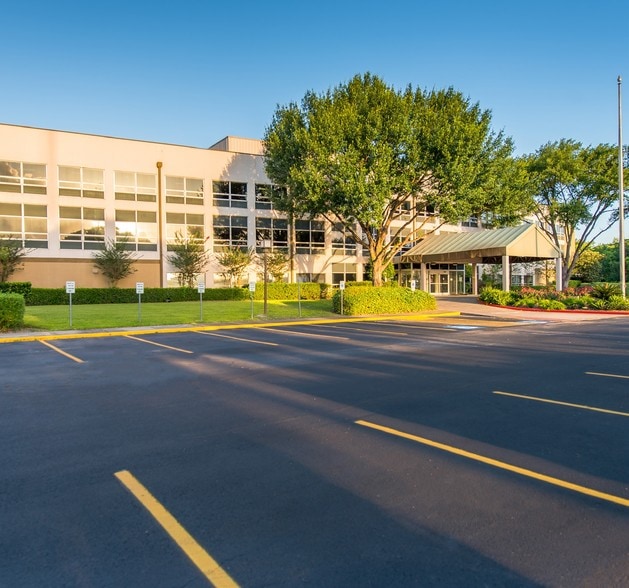 Primary Photo Of 7407 North Fwy, Houston Hospital For Sale
