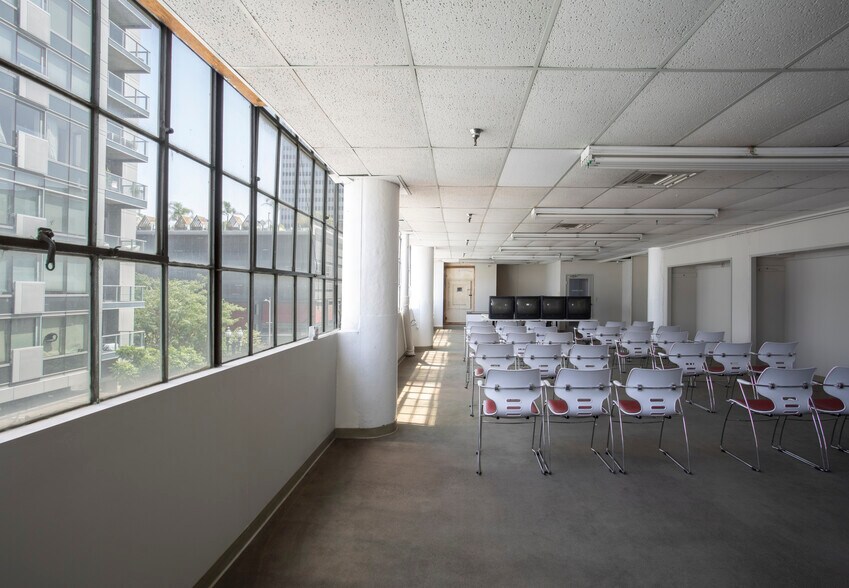 More Photos Of 1201 S Grand Ave, Los Angeles Warehouse For Lease