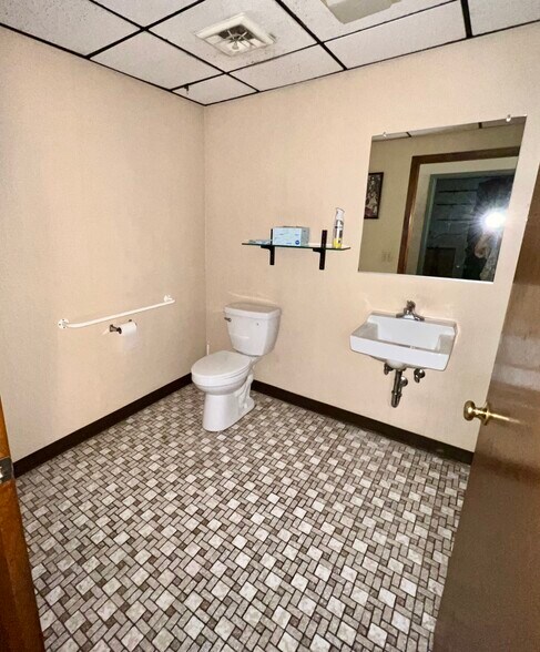 More Photos Of 2 Center St, Tariffville Freestanding For Sale