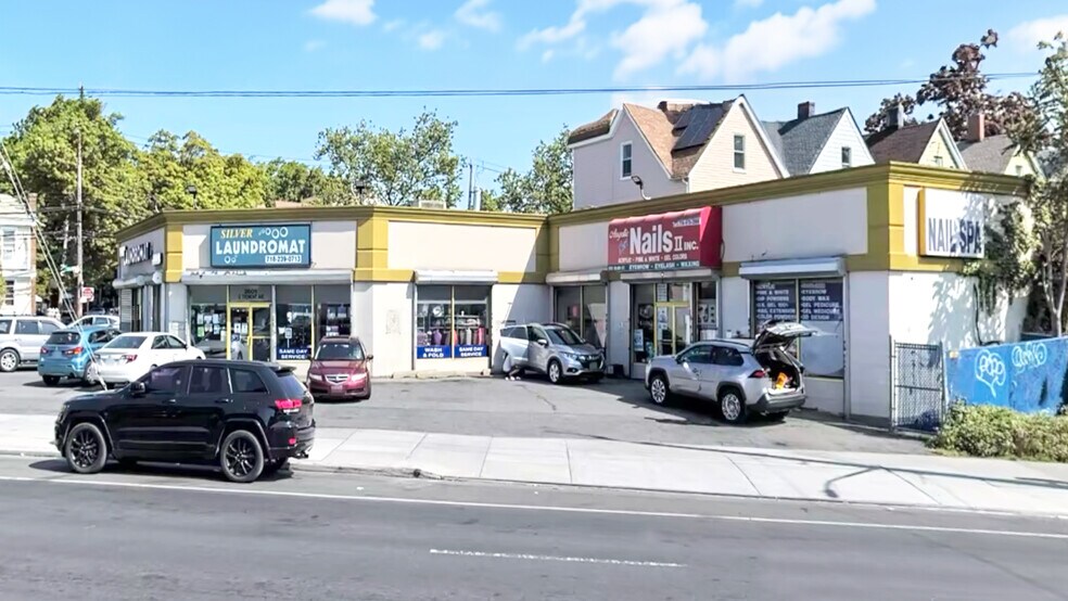 More Photos Of 2601 E Tremont Ave, Bronx Freestanding For Lease