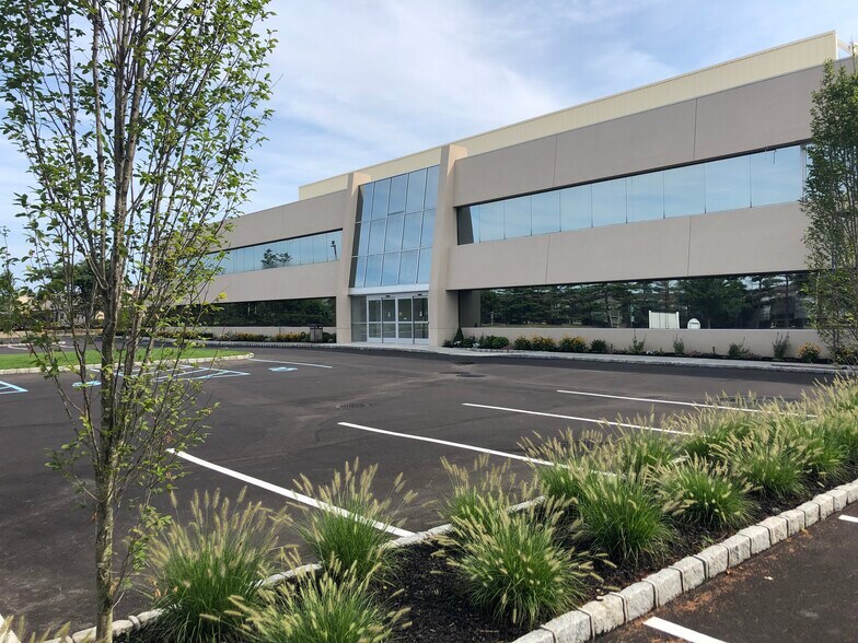 More Photos Of 70 Charles Lindbergh Blvd, Uniondale Medical For Lease