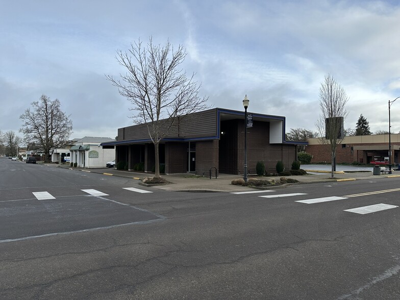 Primary Photo Of 200 Main St E, Monmouth Bank For Lease