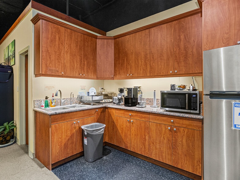 More Photos Of 1812 Victory Blvd, Glendale Flex For Sale