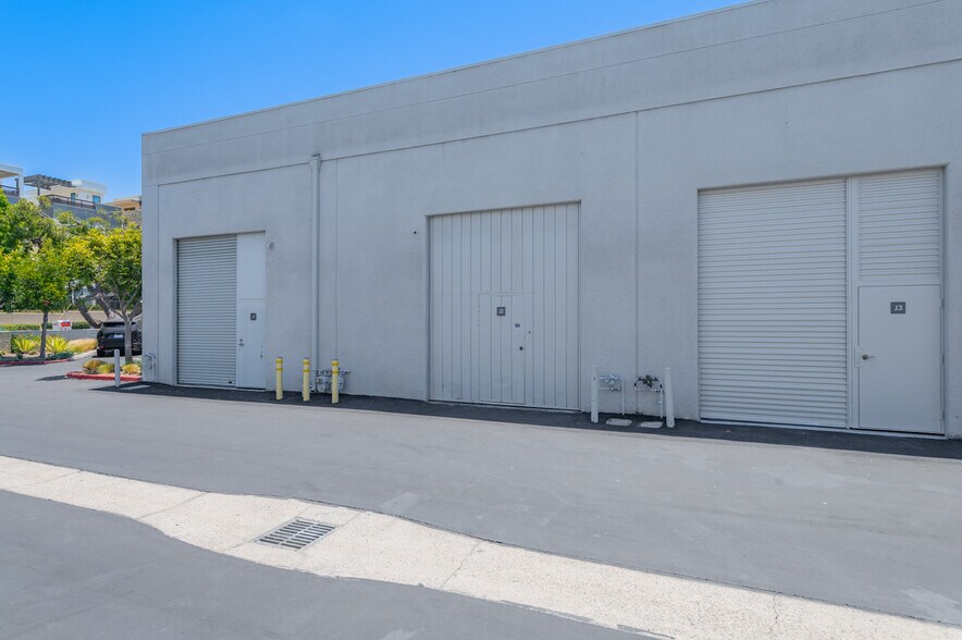 More Photos Of 711 W 17th St, Costa Mesa Light Manufacturing For Lease