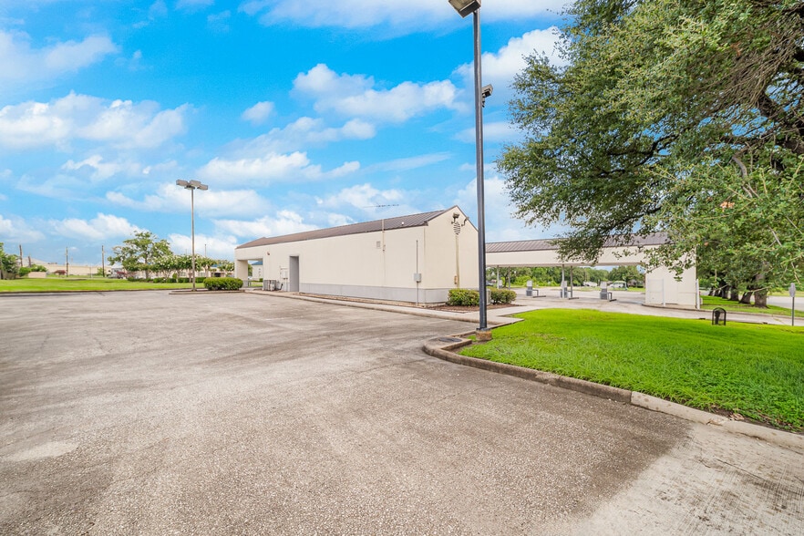More Photos Of 723 Rollingbrook Dr, Baytown Office For Sale