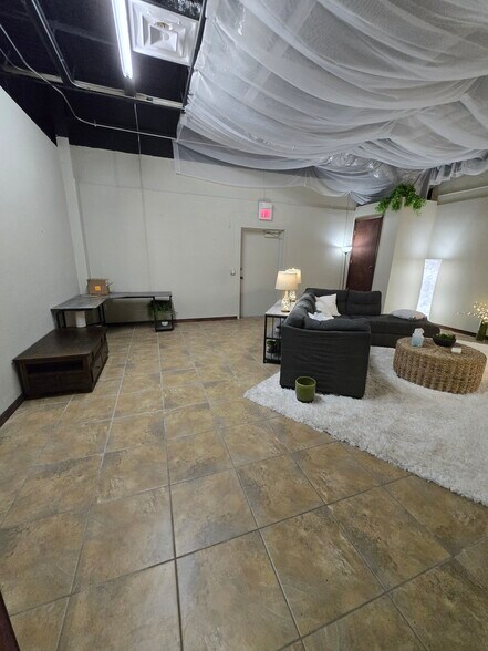 More Photos Of 2728 Williams Ave, Woodward General Retail For Lease