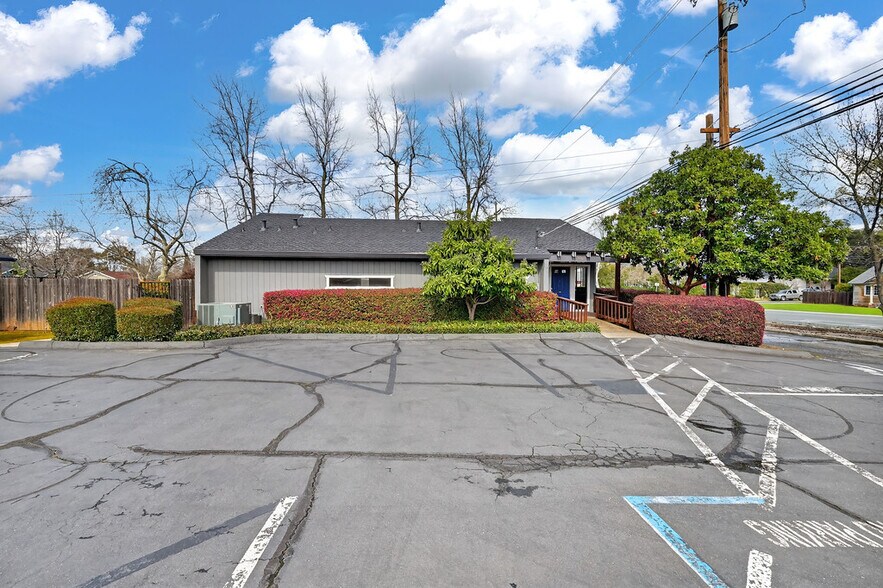 More Photos Of 496 East Ave, Lincoln Medical For Sale