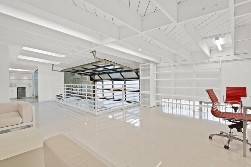 More Photos Of 165-171 S Robertson Blvd, Beverly Hills Storefront For Lease