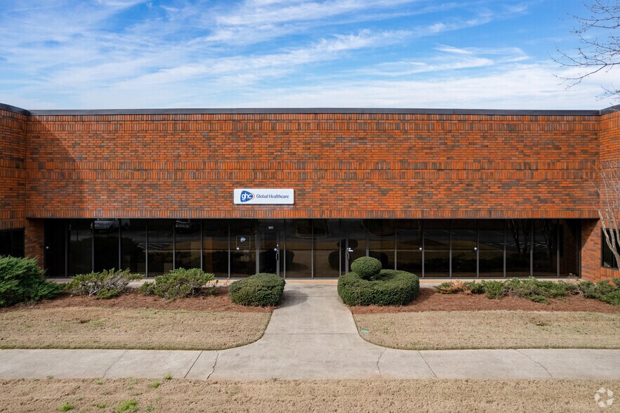 More Photos Of 11350 Old Roswell Rd, Alpharetta Warehouse For Lease