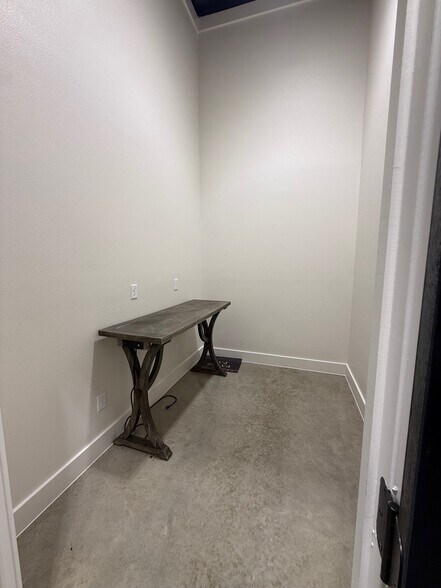 More Photos Of 3825 Quanah Hill Rd, Weatherford Flex For Lease