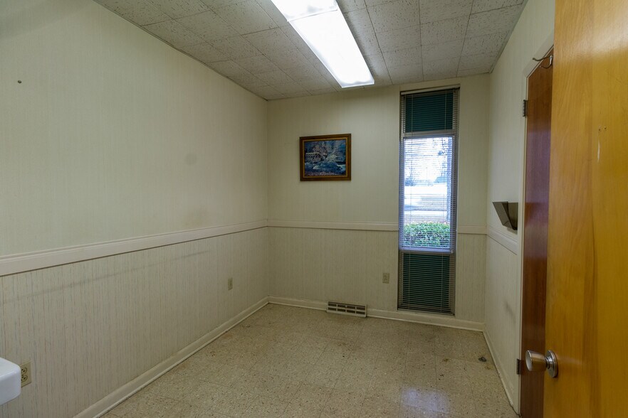 More Photos Of 810 W King St, Kings Mountain Office For Sale