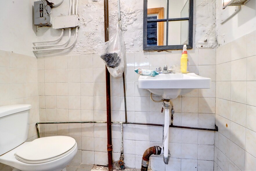 More Photos Of 1059 Wyckoff Ave, Ridgewood Flex For Lease