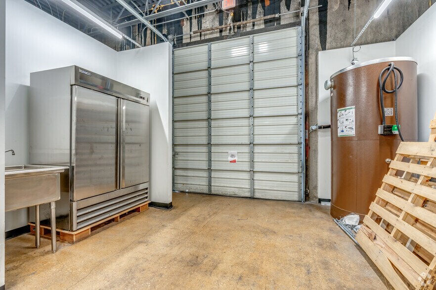 More Photos Of 3230 Towerwood Dr, Farmers Branch Distribution For Lease