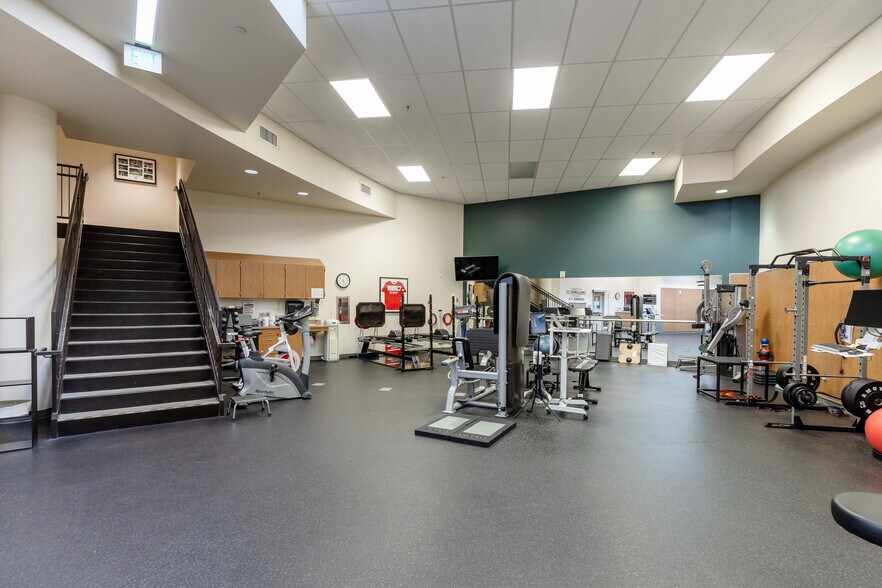More Photos Of 909 SW 18th Ave, Portland Health Club For Lease