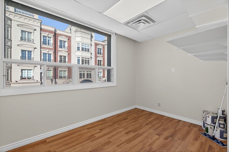 More Photos Of 256-260 Church St, Oakville Storefront Retail Office For Lease