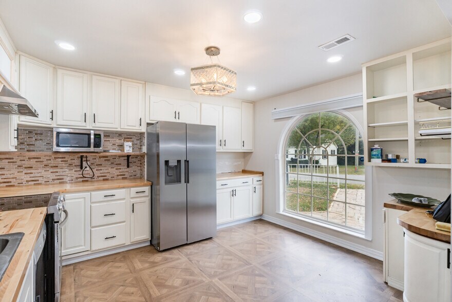 More Photos Of 9008 N Lakebrook Rd, Charlotte Light Distribution For Sale