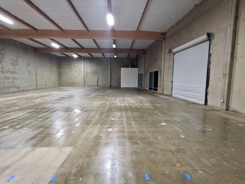 More Photos Of 18320-18330 Oxnard St, Tarzana Warehouse For Lease