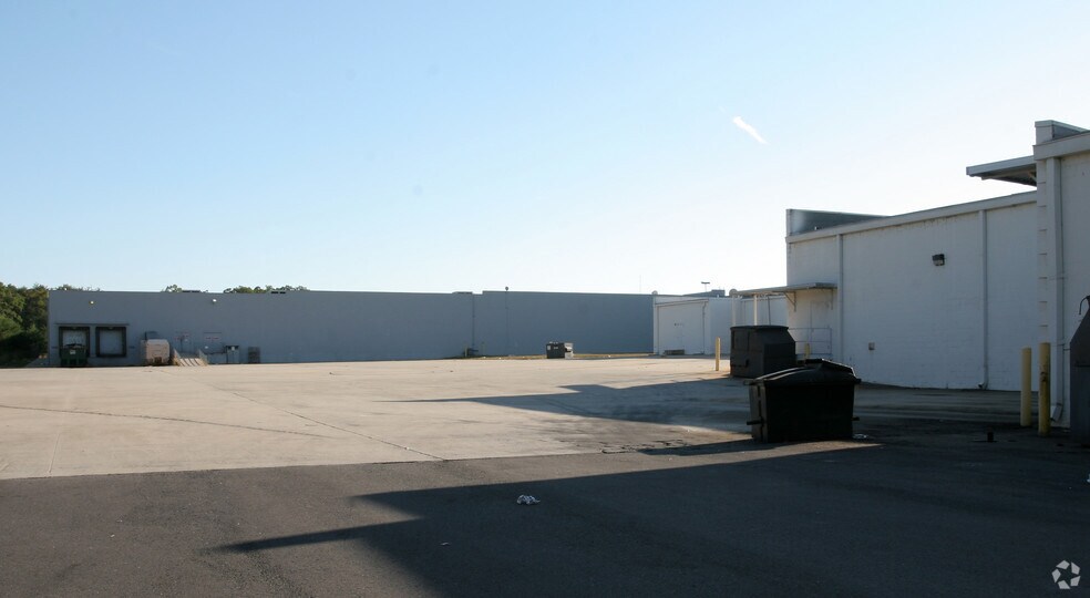 More Photos Of 824 S Van Buren Rd, Eden Supermarket For Lease
