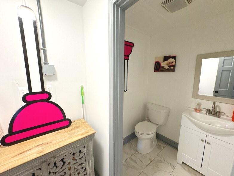 More Photos Of 1916 Jordan Ln NW, Huntsville Freestanding For Sale