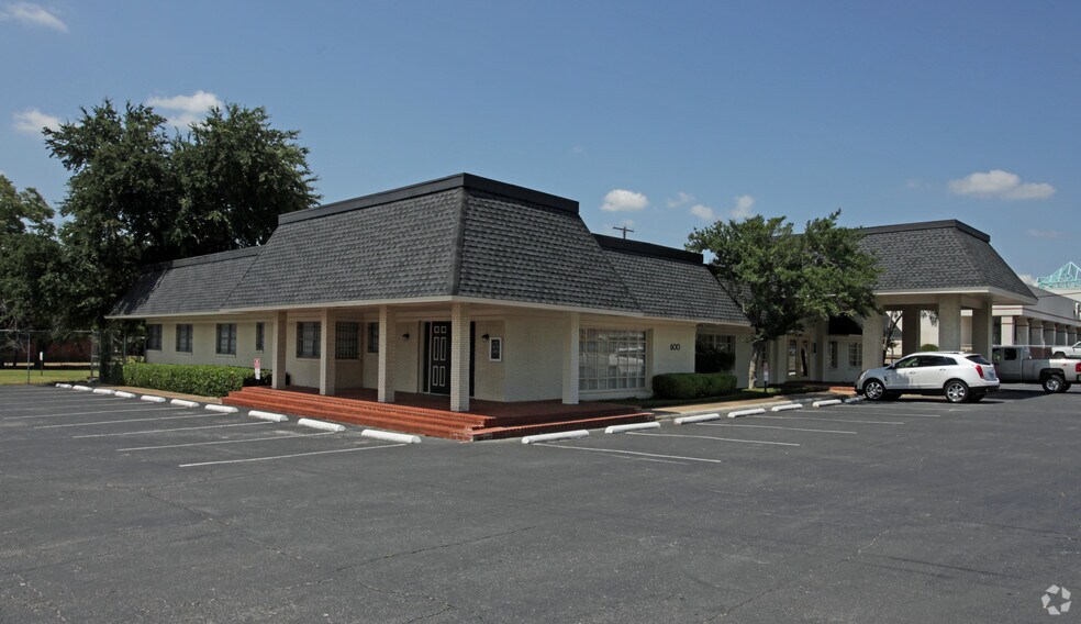 More Photos Of 600 W Park Row Dr, Arlington Medical For Lease
