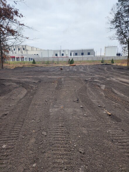 More Photos Of 25119-25137 Arcola Mills Dr, Sterling Land For Lease