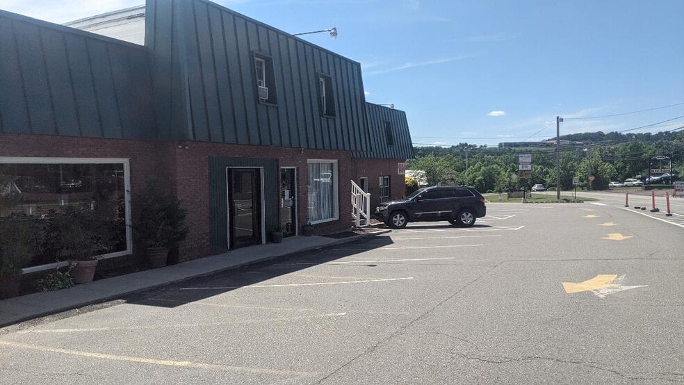 More Photos Of 1494 N Charlotte St, Pottstown General Retail For Lease