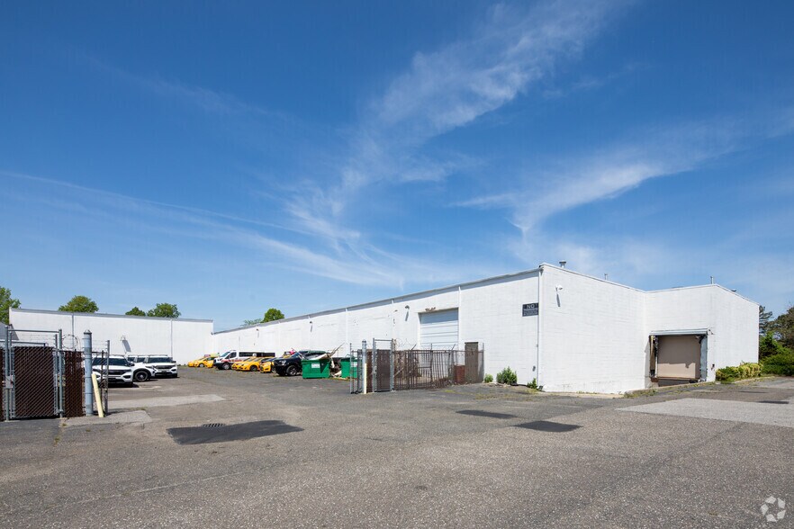 More Photos Of 1-100 Roebling Ct, Ronkonkoma Warehouse For Lease