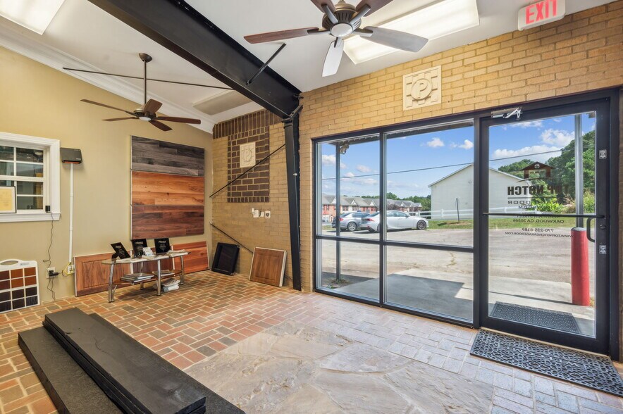 More Photos Of 4228 Main St, Oakwood Showroom For Lease