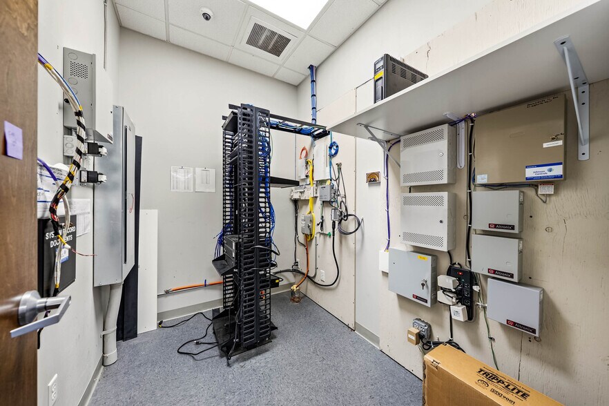 More Photos Of 4689 Industry Dr, Medford Distribution For Lease
