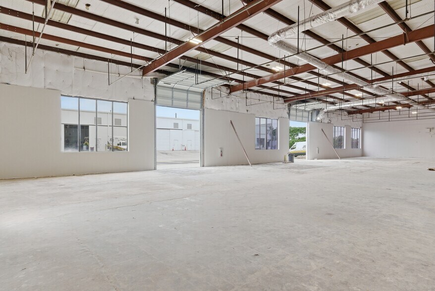 More Photos Of 4100 Ed Bluestein Blvd, Austin Warehouse For Lease