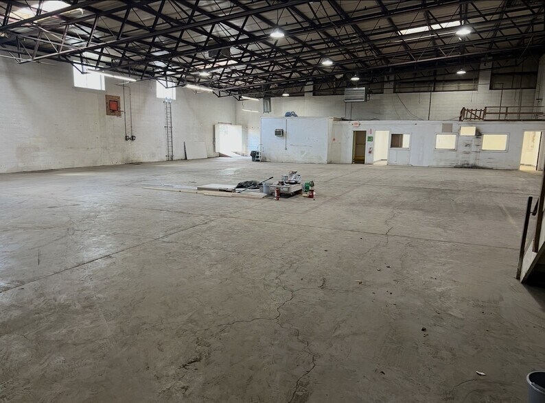 More Photos Of 764 Prairie St, Aurora Warehouse For Lease