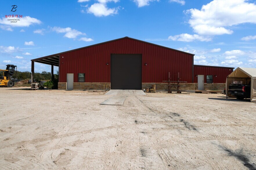 More Photos Of 9106 Highway 16, Pipe Creek Flex For Sale