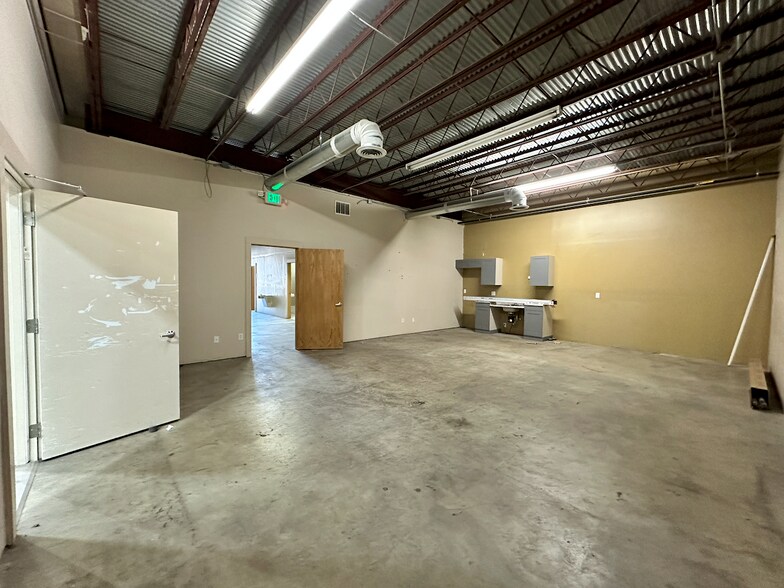 More Photos Of 7111-7113 S Anthony Blvd, Fort Wayne Warehouse For Lease