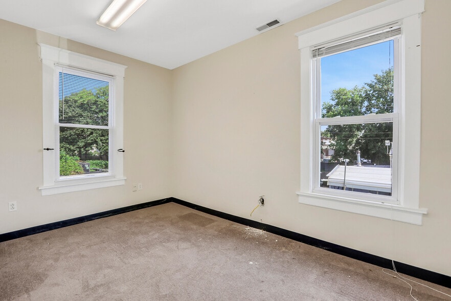 More Photos Of 21 O'neil St, Kingston Restaurant For Sale