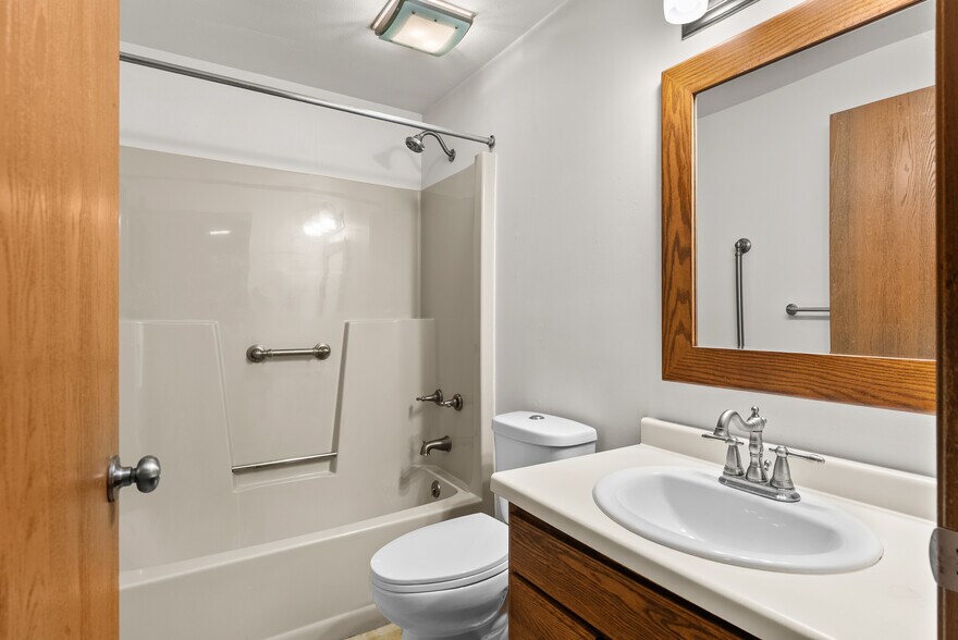 More Photos Of 910 E Cedar Ave, Manitowoc Apartments For Sale