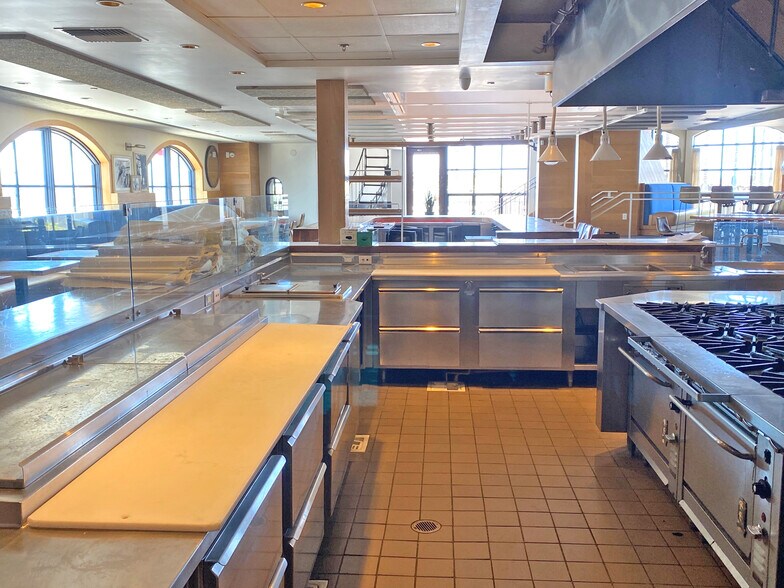More Photos Of 15 E Cabrillo Blvd, Santa Barbara Restaurant For Lease