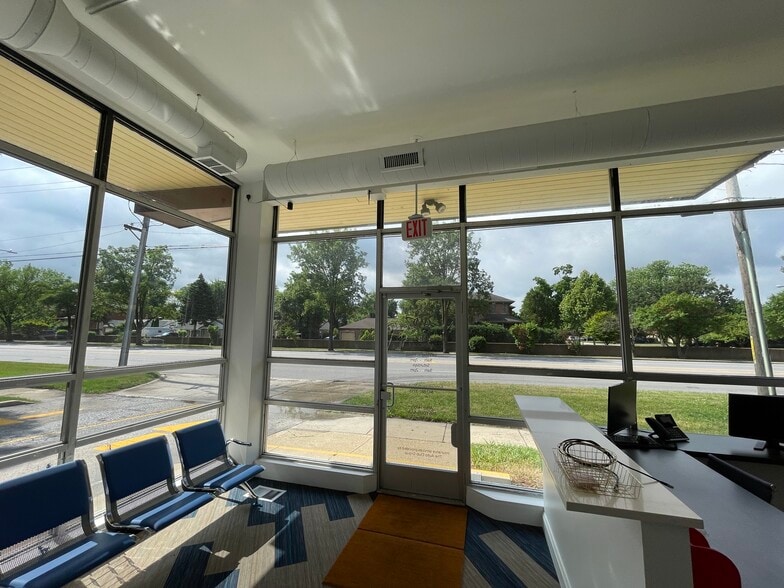 More Photos Of 2434 E Dempster St, Des Plaines Medical For Lease
