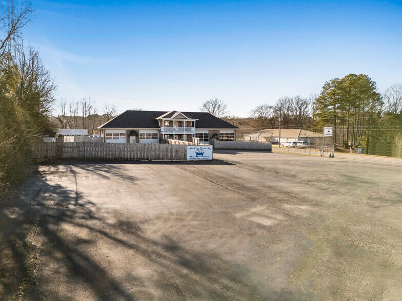 More Photos Of 915 Cooley St, Albertville Freestanding For Sale