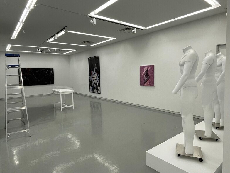 More Photos Of 219 N Elizabeth St, Chicago Showroom For Sale