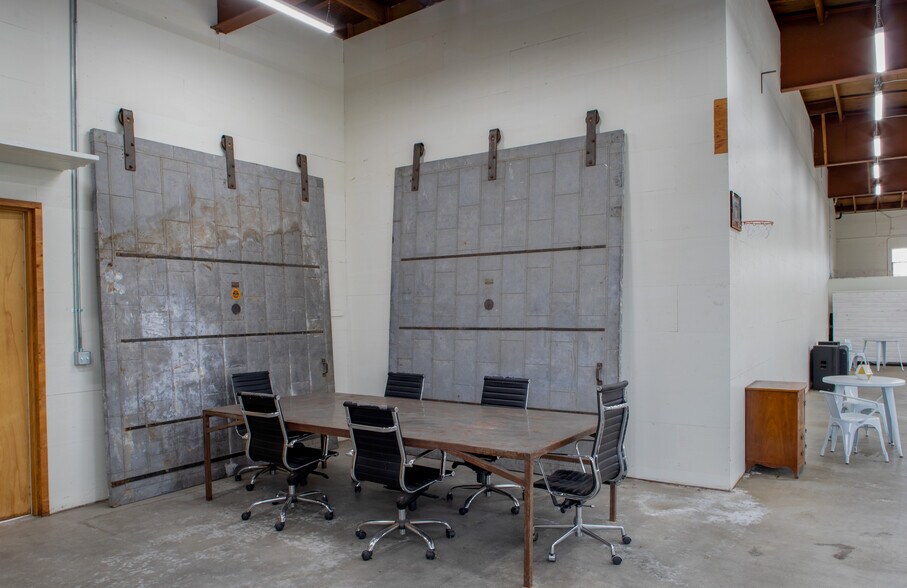 More Photos Of 3641-3645 10th Ave, Los Angeles Showroom For Lease