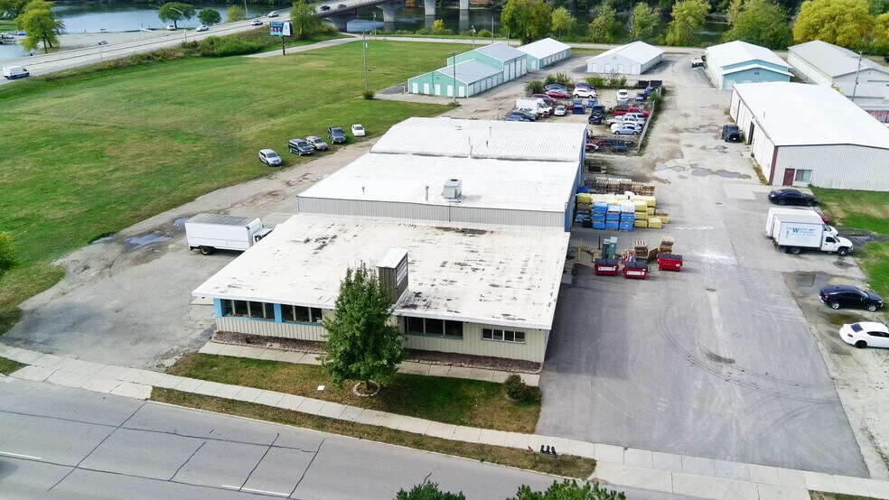 More Photos Of 821 N Parker Dr, Janesville Manufacturing For Lease
