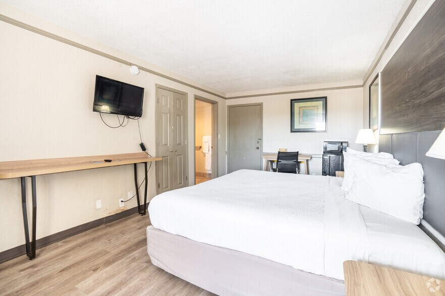 More Photos Of 2600 Ruth St, Sulphur Hotel For Sale