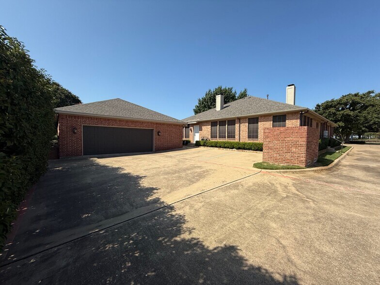 More Photos Of 2124 Parkwood Dr, Bedford Office For Sale
