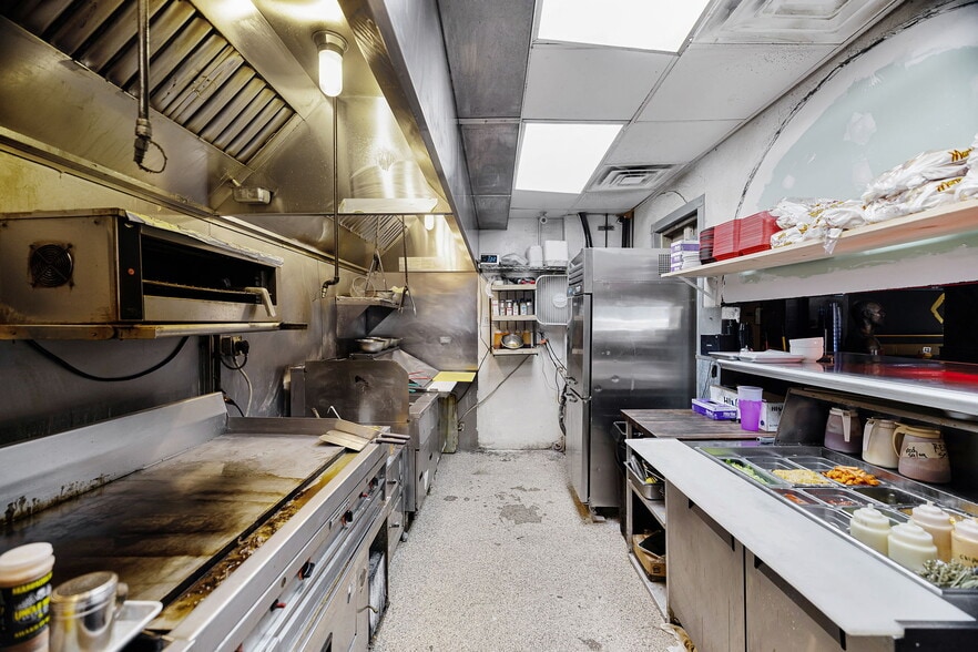 More Photos Of 5050 Broadway, Alamo Heights Restaurant For Sale